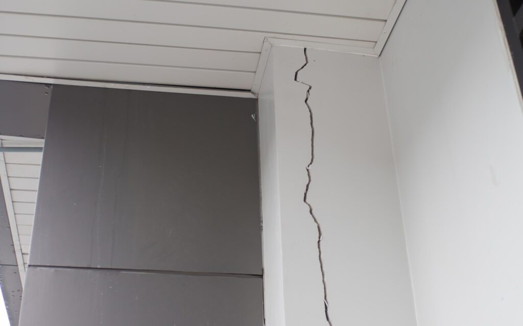 كيف تحافظ على مبناك من التشققات والتلف؟